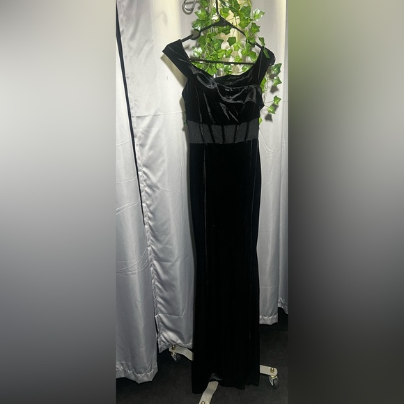 Black velvet formal long dress mermaid silhouette - Picture 2 of 6